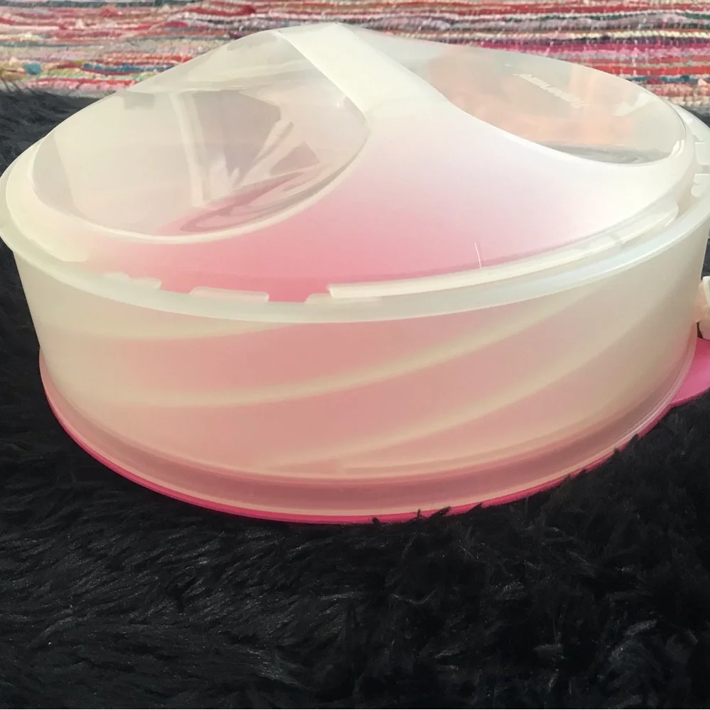 Awesome expandable Tupperware cake taker
